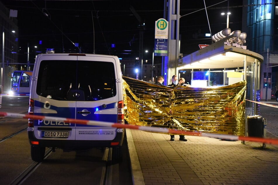 Nachdem die Frau tot zusammensackte, schirmte die Polizei die Haltestelle auf dem Augustusplatz ab.