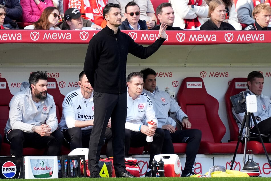 Riera steht erst seit sieben Bundesliga-Spielen für die SGE an der Seitenlinie.