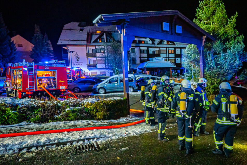 Brand bricht in Hotel aus: Drei Verletzte