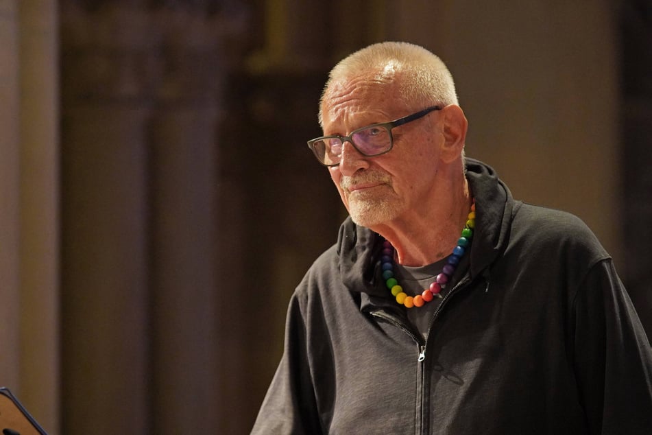 Konstantin Wecker (78) entschuldigt sich für Beziehung mit einem Teenie.