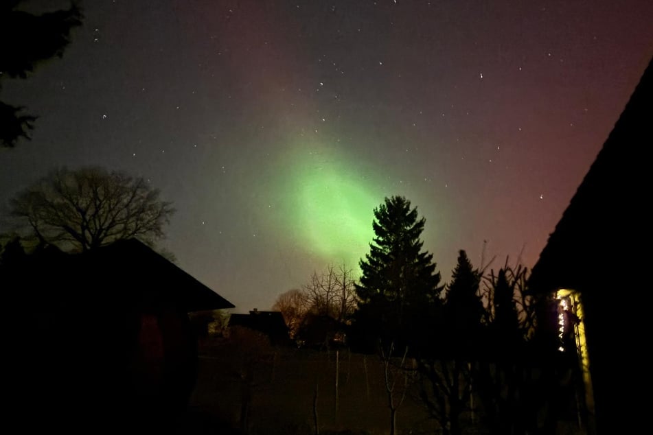 Obloha nad Drážďany-Bannewitzem se rozzářila jasně zelenou barvou.