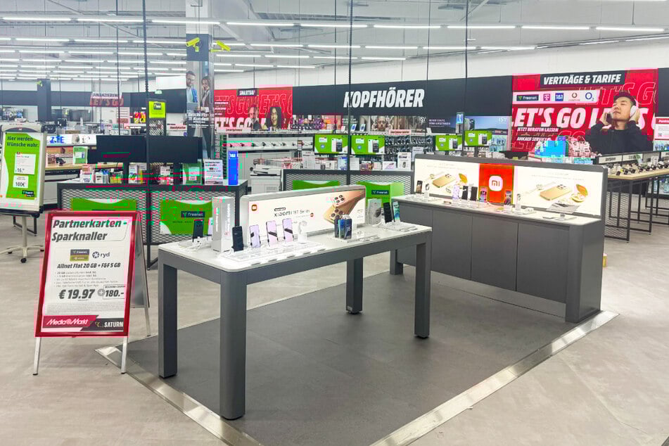 MediaMarkt Halle-Peißen feiert Neueröffnung nach Umbau mit vielen Sonderangeboten.