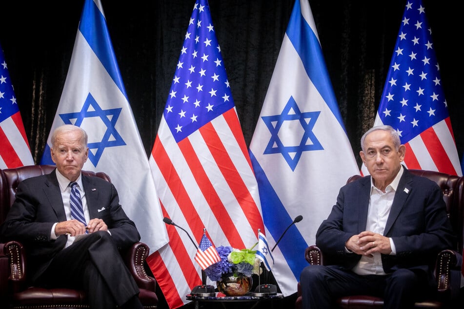 US President Joe Biden (l.), sits with Israeli Prime Minister Benjamin Netanyahu (r.), at the start of the Israeli war cabinet meeting, in Tel Aviv on October 18, 2023, amid the ongoing battles between Israel and the Palestinian group Hamas.