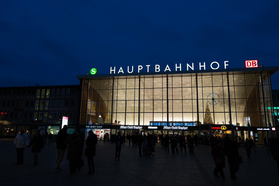 Mitten in der Nacht entdeckten Polizisten eine Mädchengruppe am Kölner Hauptbahnhof. (Symbolbild)