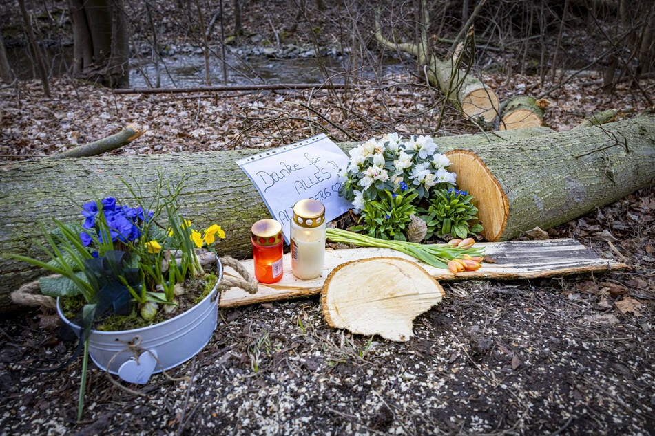 Nach dem Unglück haben die Menschen Blumen und Kerzen an den Todesbaum gelegt. "Danke für ALLES", steht auf einem Schild.