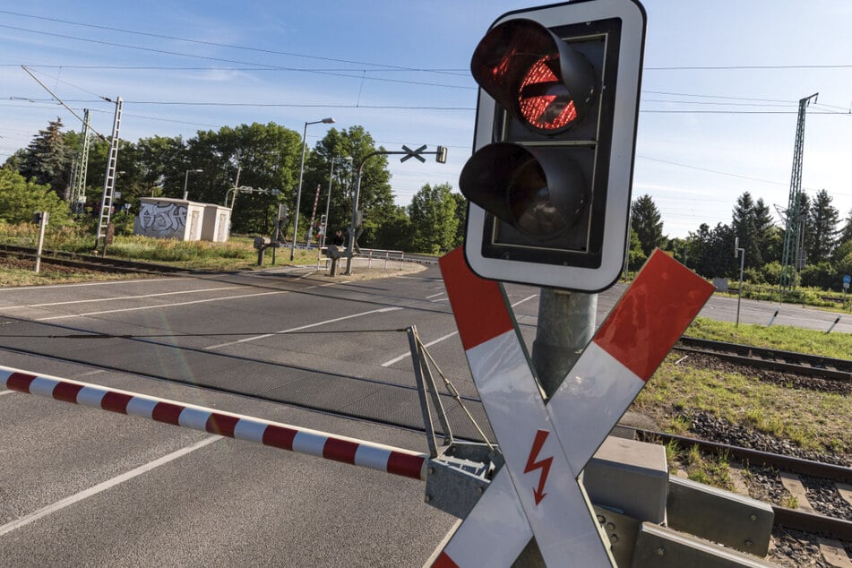 Der 17-Jährige ist beim Überqueren des Bahnübergangs erfasst worden. (Symbolbild)