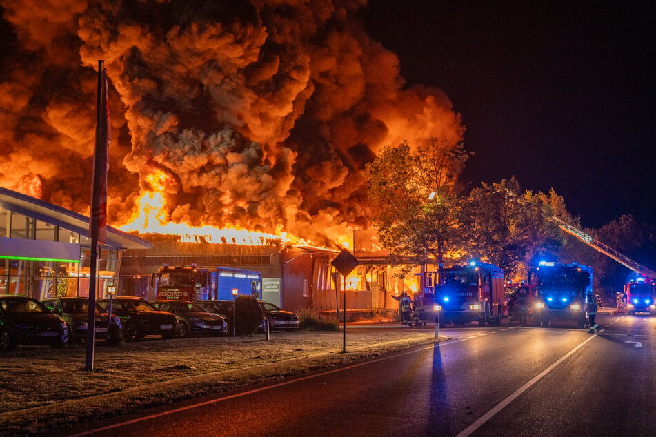 Feuerwehren bekämpfen den Brand in einer Lagerhalle mit Särgen im Lichtenfelser Ortsteil Trieb.