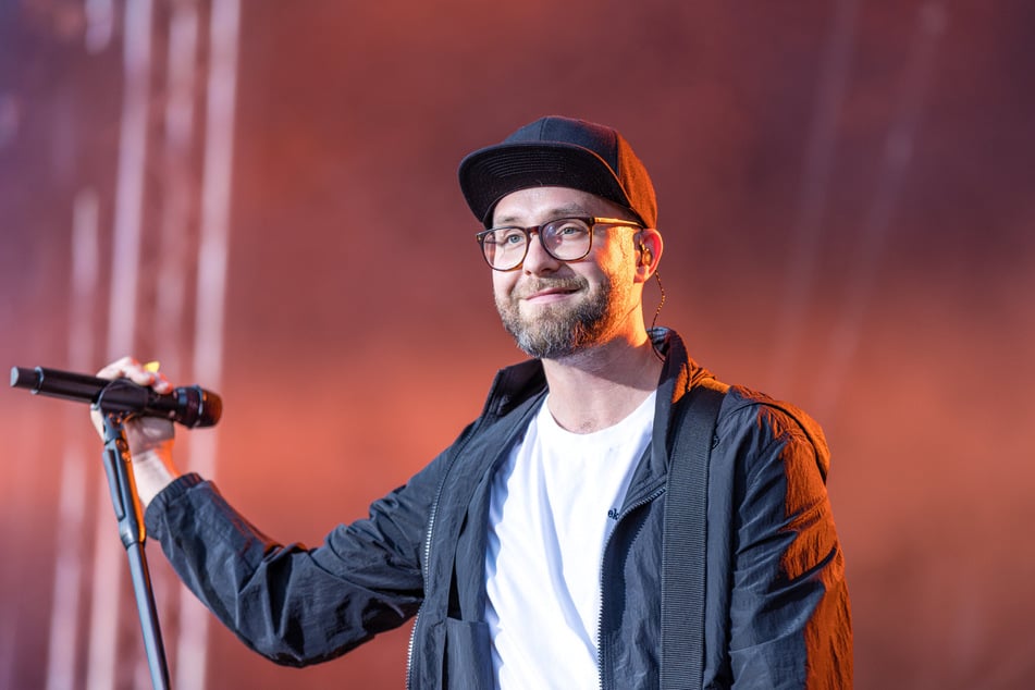 Der sympathische Sänger mit der Kappe, Mark Forster (41), bringt am Mittwoch die Quarterback-Arena zum Beben.