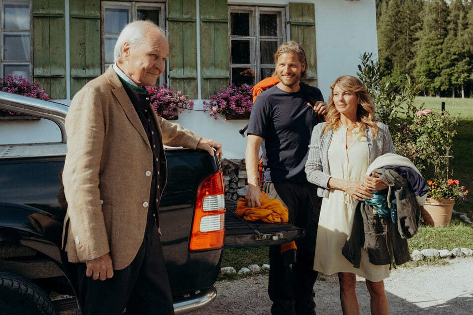 Katharina (Luise Bähr, r.) ahnt, dass der Besuch ihres Vaters Peter Herbrechter (Michael König, l.) auf Markus' (Sebastian Ströbel, M.) Hof nichts Gutes zu bedeuten hat.