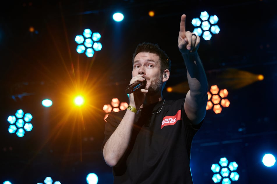 Die Band möchte ihre Jubiläumstournee mit einem besonderen Privatkonzert bei einem Fan zu Hause abschließen.