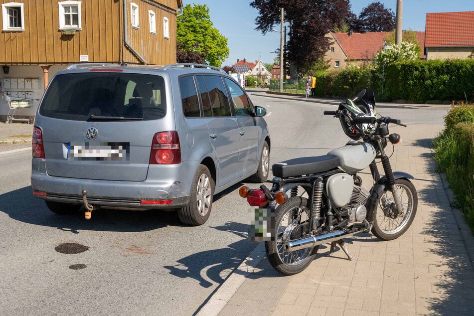 Verkehrsunfall zwischen VW und Simson am Dienstagmorgen auf der Sachsenstraße in Leutersdorf.