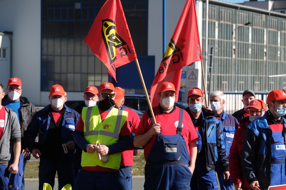 Teilnehmer eines Warnstreikes der IG Metall versammeln sich vor dem Auerhammer Metallwerk.