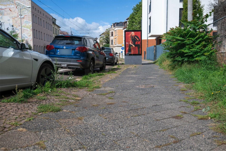 Die Geh- und Radwege und die Fahrbahn sind teilweise in keinem guten Zustand.