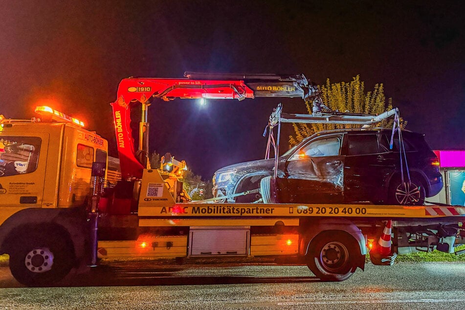 Die beiden Unfallfahrzeuge erlitten einen Totalschaden und mussten abgeschleppt werden.