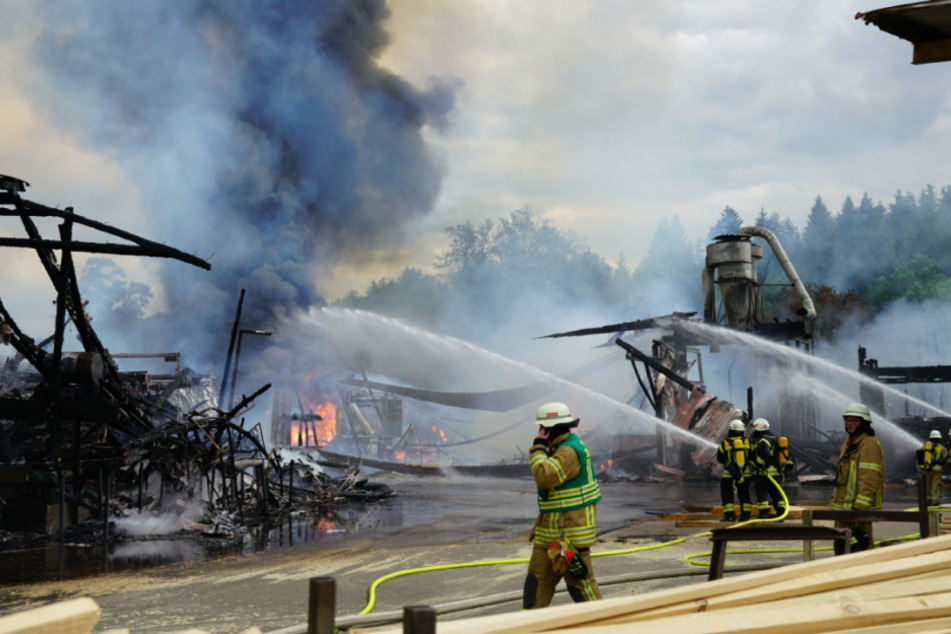 Die Feuerwehr ist mit einem Großaufgebot im Einsatz.