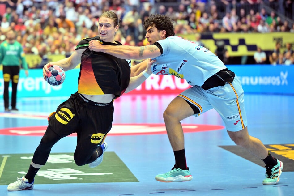 Voller Einsatz! DHB-Akteur Juri Knorr (25, l.) behauptet sich gegen Spaniens Javier Rodriguez Moreno (23).