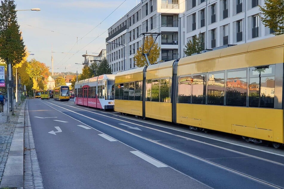 Aufgrund der Vollsperrung stauten sich die Straßenbahnen der DVB.