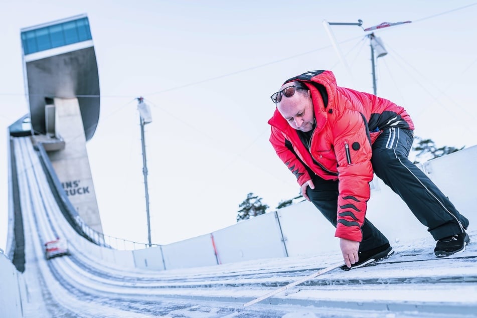 Peter Riedel (56) ist weltweit unterwegs, um die Skischanzen mit seinem System auszustatten.