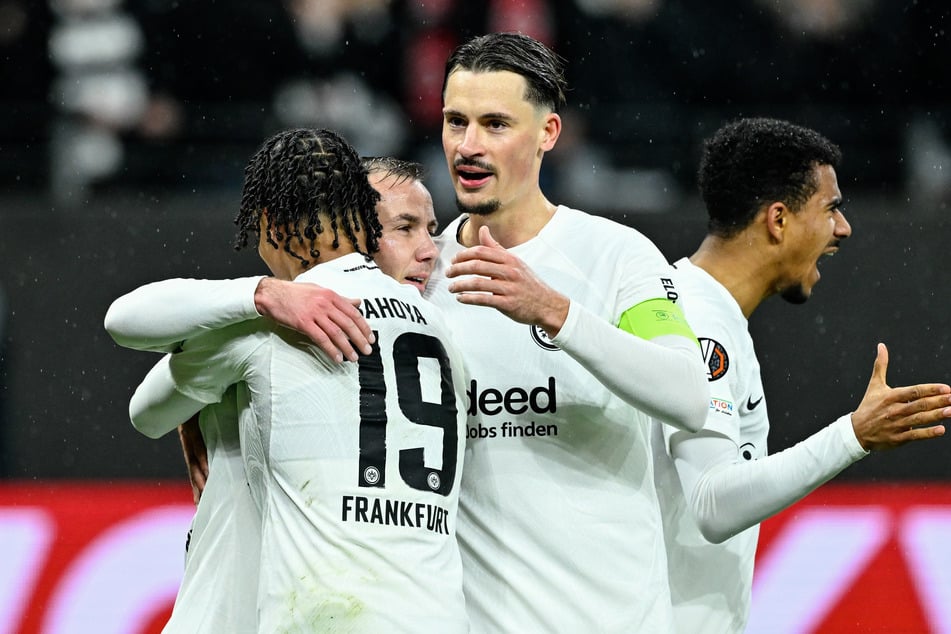 Eintracht Frankfurts Abwehrchef Robin Koch (28, 2.v.r.) soll in der Bundesliga gerade schwer umworben werden.