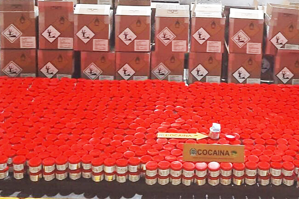 Mehrere Päckchen Kokain wurden in zwei Containern gefunden. Es hat einen Wert von rund 234 Millionen Euro.