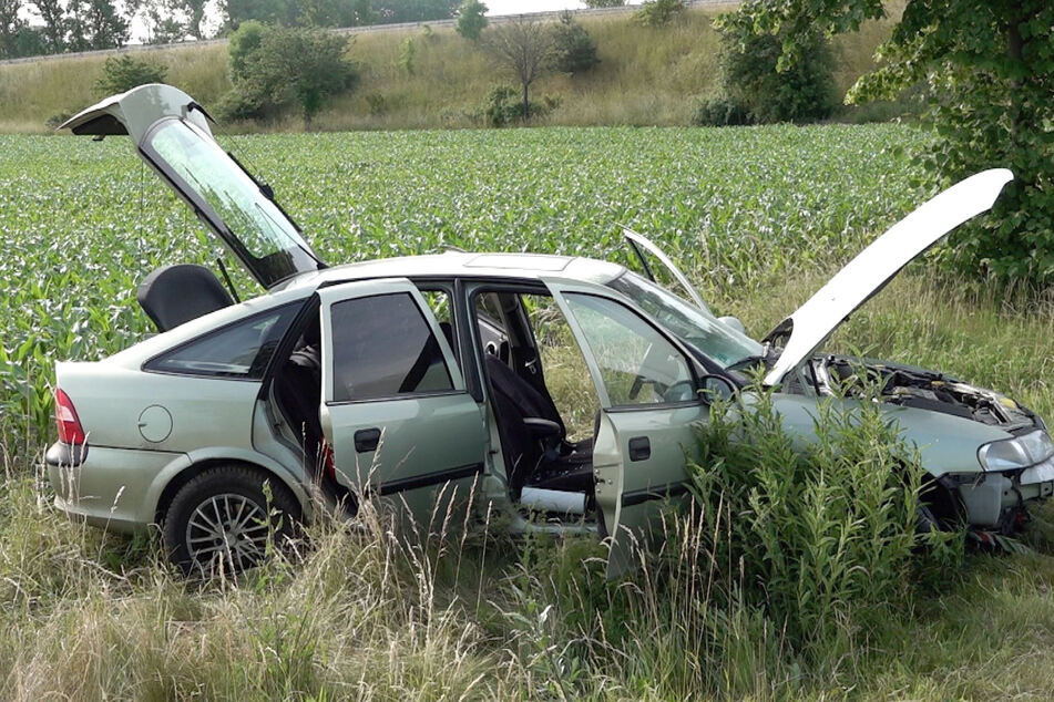 Nach einer wilden Verfolgungsfahrt steuerte der flüchtige Täter seinen Opel in einen Straßengraben.