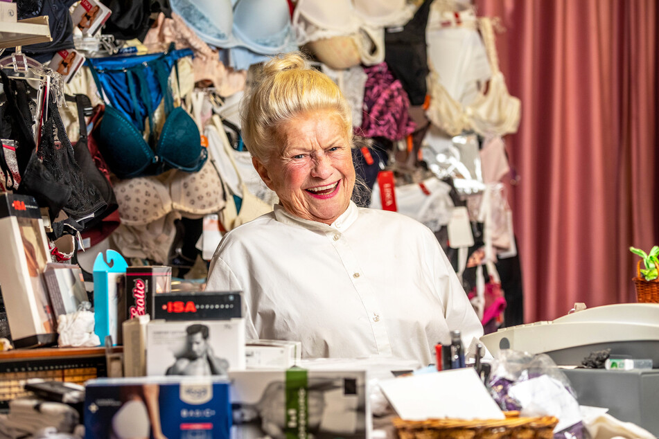 Mit strahlendem Lachen empfängt Elisabeth Lange (88) ihre Kunden hinter dem Kassentresen.