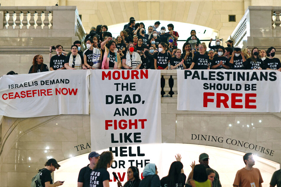 Jewish New Yorkers take over Grand Central in protest at Israel's war on Gaza