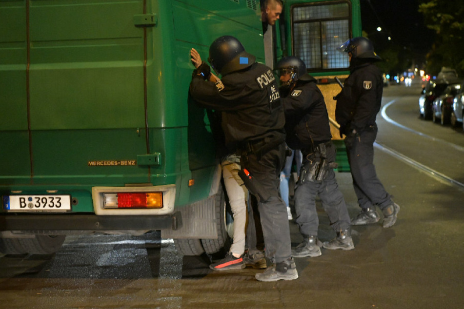 Polizisten nehmen in Berlin-Mitte einen Mann fest.