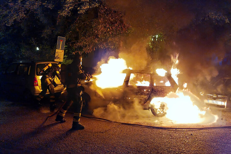 Mitten in der Nacht stand der 20 Jahre alte Peugeot lichterloh in Flammen. Der Grund ist nicht bekannt.