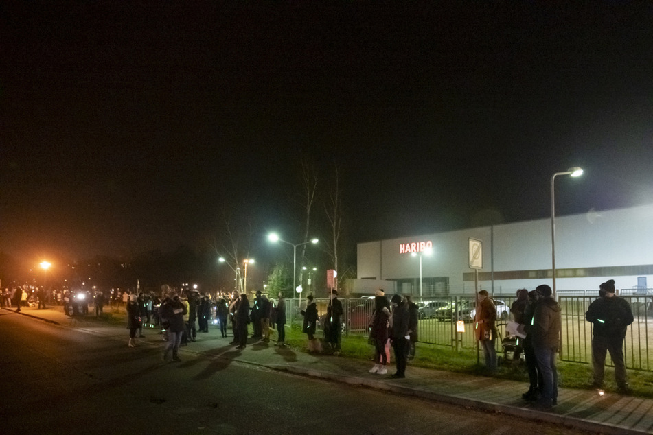 Mit Lampions, Kerzen und Lichtern bildeten etwa 200 Menschen eine Lichterkette am Haribo-Werk an der Haaraer Straße.