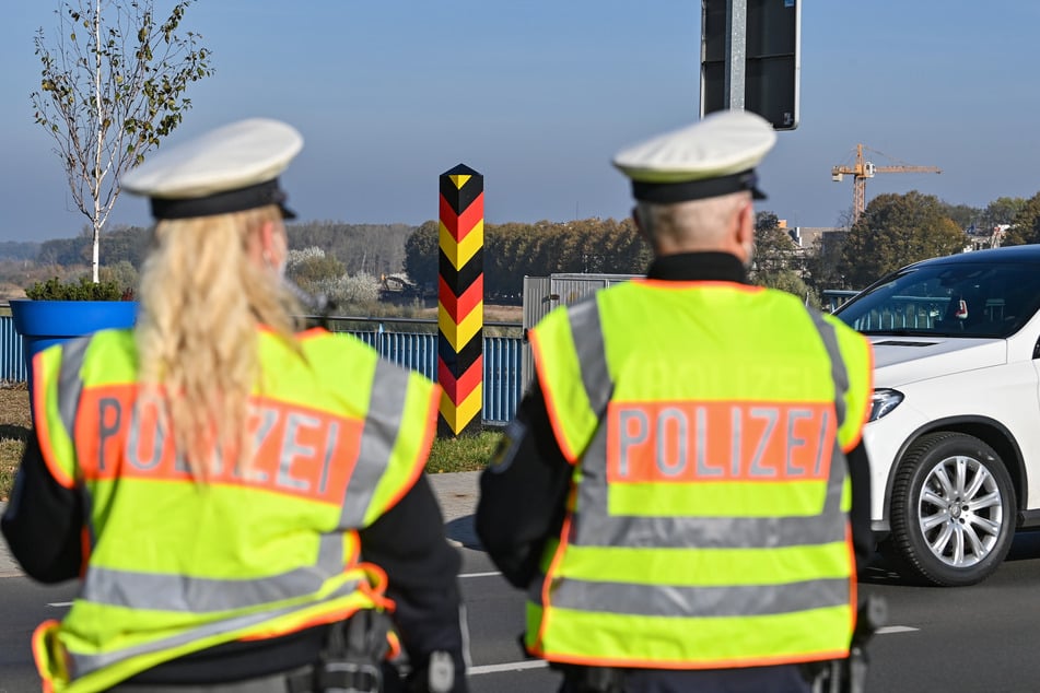 In der Nacht zu Freitag haben mehr als 180 Polizisten den Verkehr von Polen nach Deutschland kontrolliert. (Symbolbild)