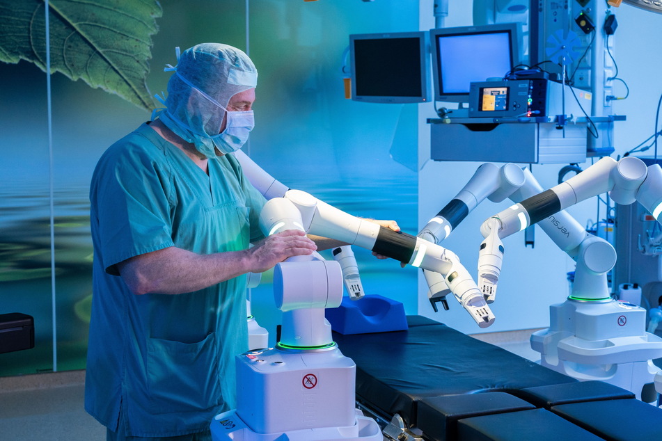 Chefarzt Lutz Mirow (50) mit dem neuen "Kollegen": Ein Roboter unterstützt Chirurgen des Klinikums Chemnitz bei Eingriffen.