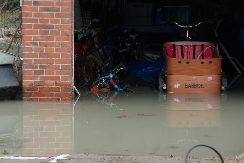 In Hamburg ist am heutigen Donnerstag ein Wasserrohr geplatzt. Mehrere Keller liefen voll, in anderen Haushalten kam kein Wasser mehr aus der Leitung.