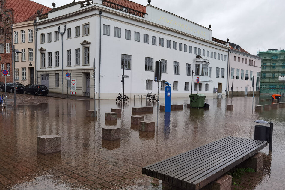 In Lübeck ist die Obertrave über die Ufer getreten und hat die Innenstadt unter Wasser gesetzt.