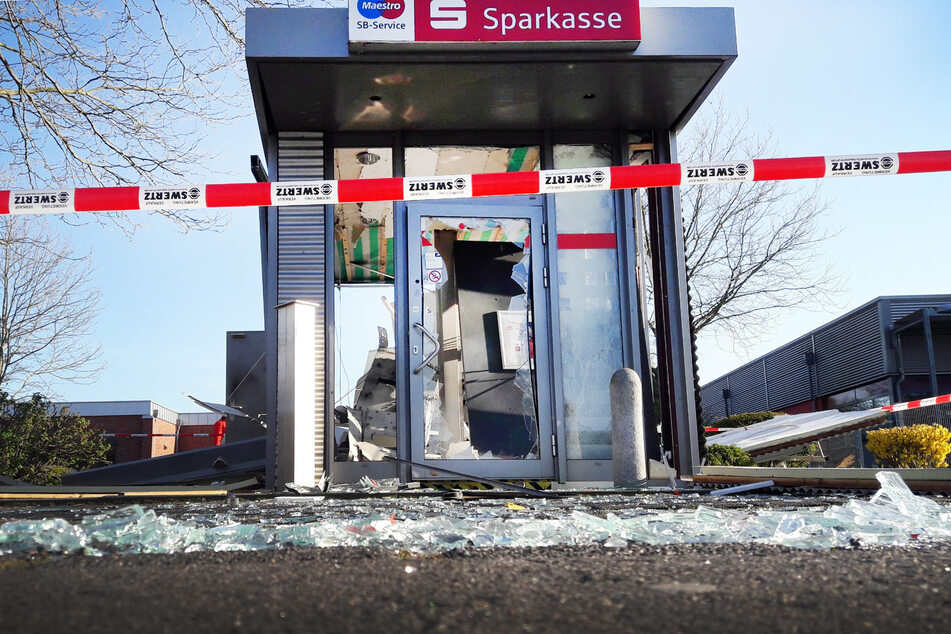Die Täter richten bei den Sprengungen große Schäden an.
