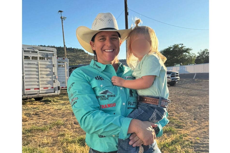 Ein Pferd der Familie brach zusammen und fiel auf Oaklynn und Kelsie (35).