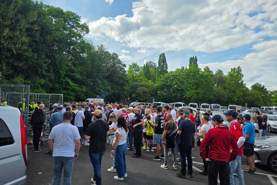 Bereits zwei Stunden vor Anpfiff strömen die Zuschauer zahlreich ins Stadion.