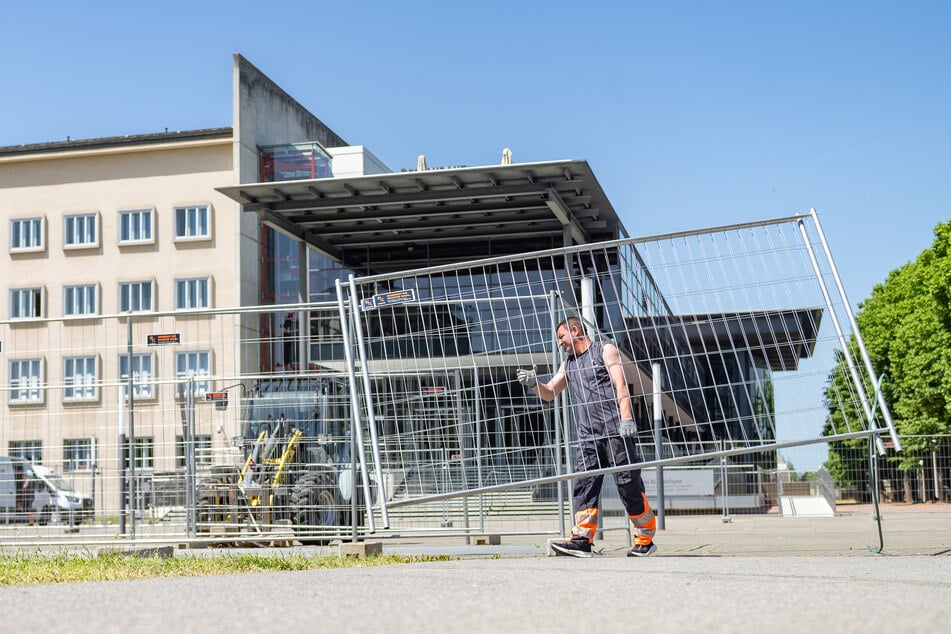 Am Dienstag stellten Arbeiter Bauzäune vor dem Landtag auf - Vorbereitungen für die Sanierung des Gebäudeensembles.