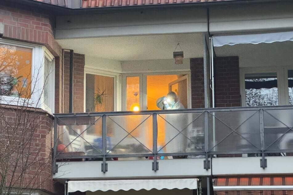 Der Sohn verständigte selbst die Polizei, die am Tatort ein schreckliches Bild vorfand. (Archivbild)