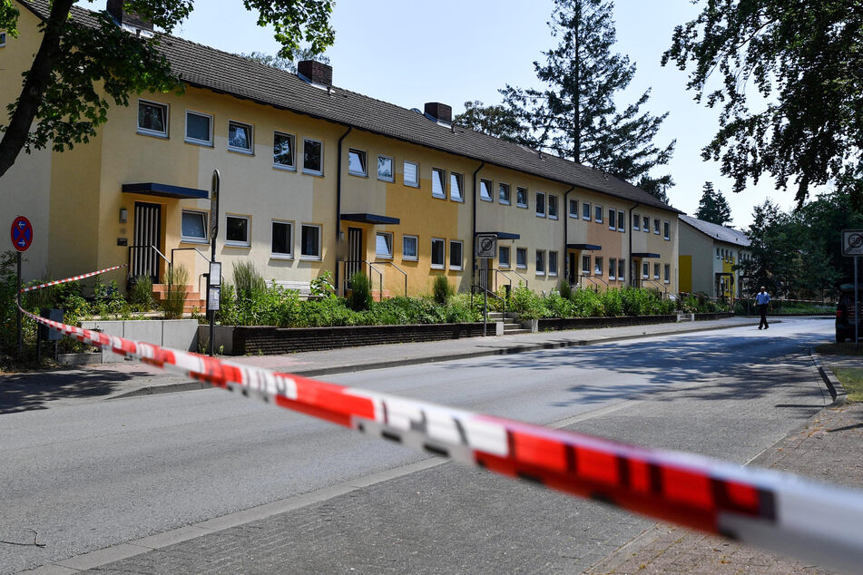 Der Täter befinde sich noch auf der Flucht, sagte ein Polizeisprecher der Deutschen Presse-Agentur am Donnerstag.