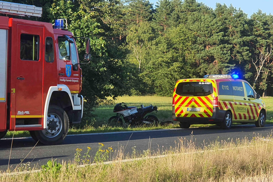 Der 36-Jährige war offenbar ohne Fremdeinwirkung mit seiner Yamaha von der Straße abgekommen und gestürzt.