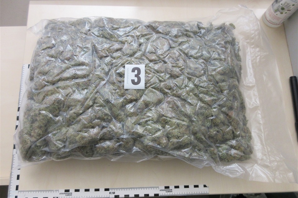 Die Polizei hat mehrere Kilogramm Drogen sichergestellt und drei verdächtige Männer festgenommen.