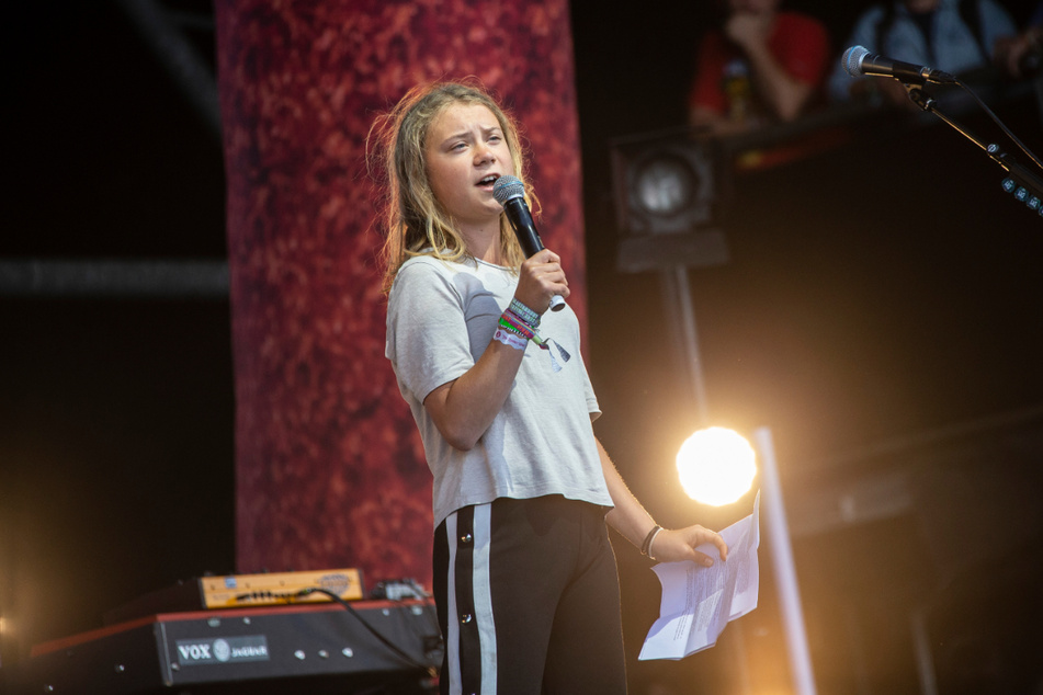 Greta Thunberg (19) stand während des Glastonbury Festivals in Worthy Farm in Somerset auf der Bühne und sprach zum Publikum.