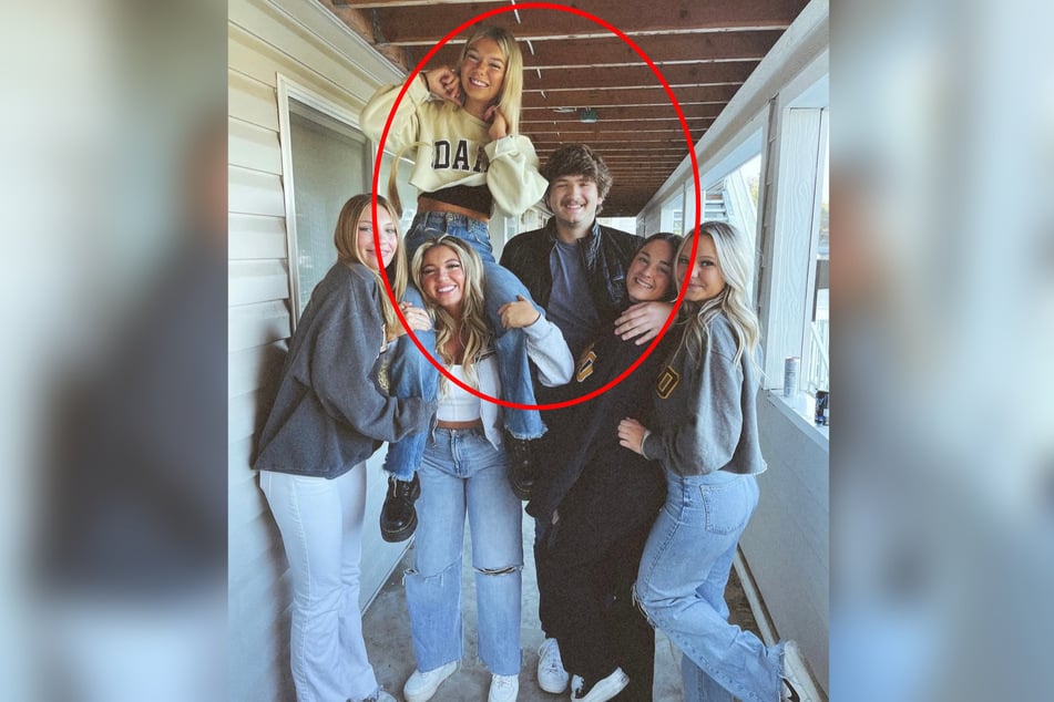Kaylee Goncalves (†21, l. unten), Madison Mogen (†21, l. oben), Ethan (†20) und Xana (†20, in der roten Markierung) posierten Stunden vor der Tragödie fröhlich vor der Kamera.