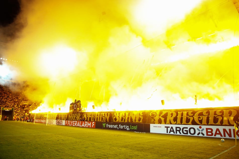 Die Anhänger von Dynamo Dresden zündeten in der 2. DFB-Pokalrunde gegen Darmstadt massenhaft Pyrotechnik.