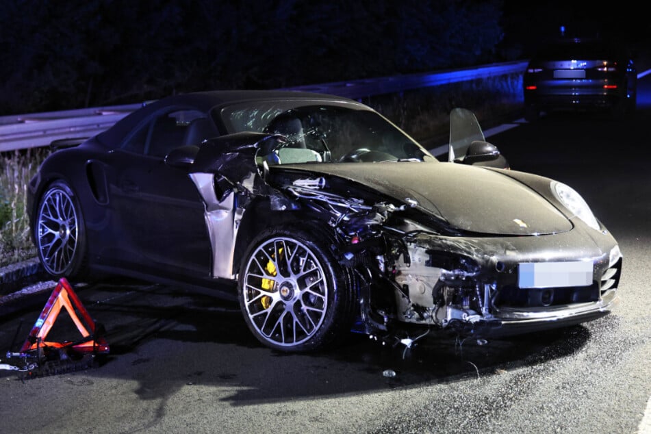 Bei einem Unfall auf der A45 bei Karlstein am Main kollidierten am Donnerstagabend zwei Luxuswagen.