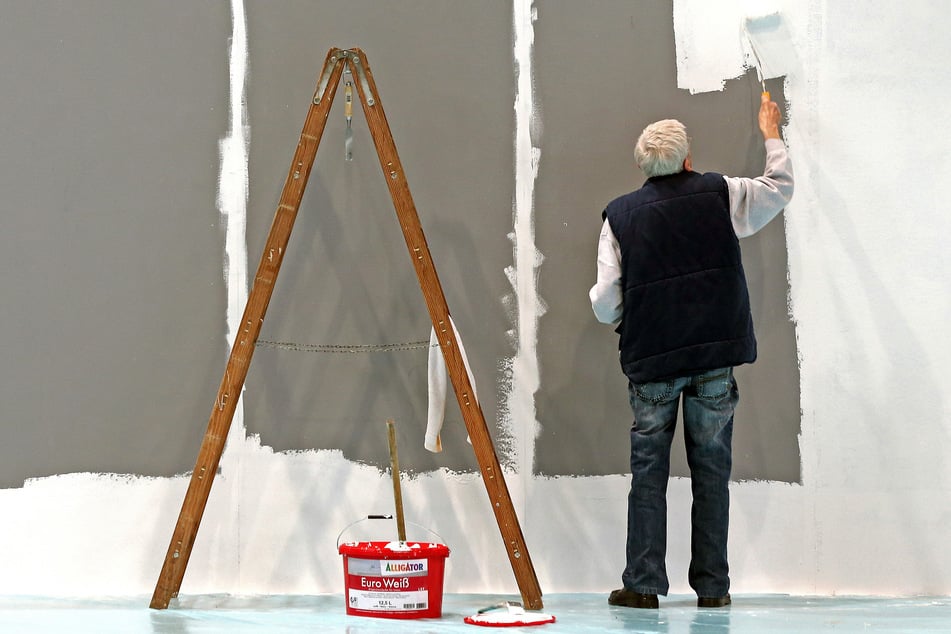 Durch die Aktivrente sollen Fachkräfte länger im Arbeitsmarkt bleiben. Das soll auch die Wirtschaft stärken. (Symbolbild)