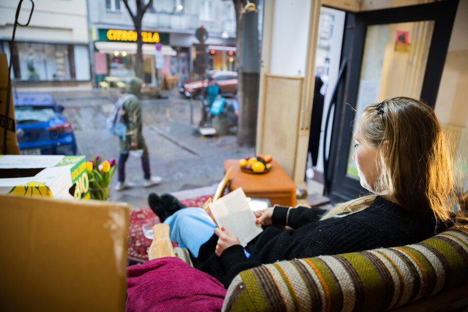 Verzweifelt Auf Wohnungssuche Berlinerin Setzt Sich Als Lebende