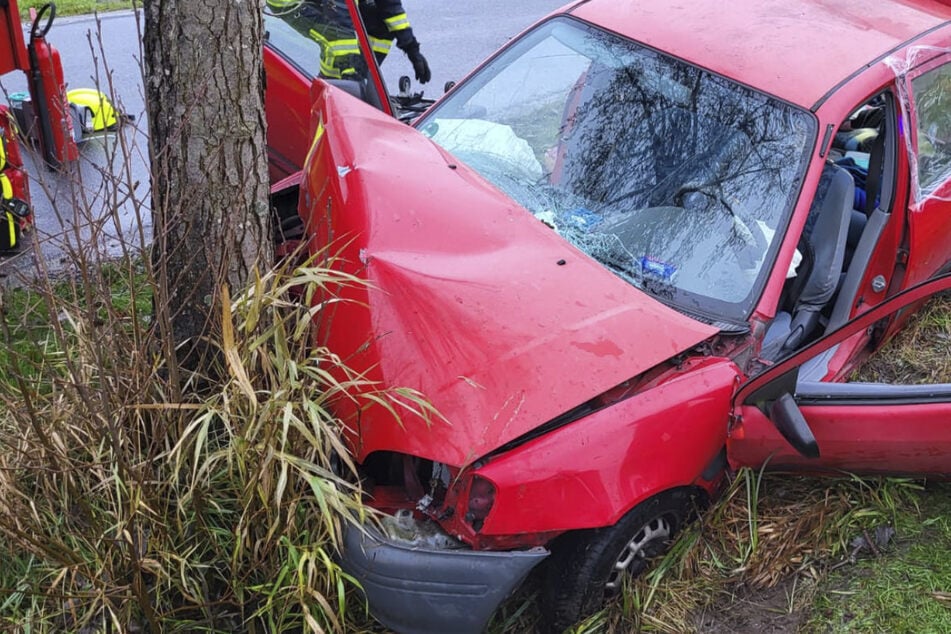 Auto gerät in Gegenverkehr und kracht gegen Baum: Frau schwer verletzt