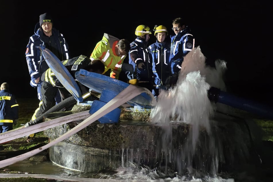 Rund 50 Einsatzkräfte der Feuerwehr und des THW waren vor Ort.